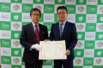 橋本教育長よりJECC顧問安藤様へ感謝状贈呈