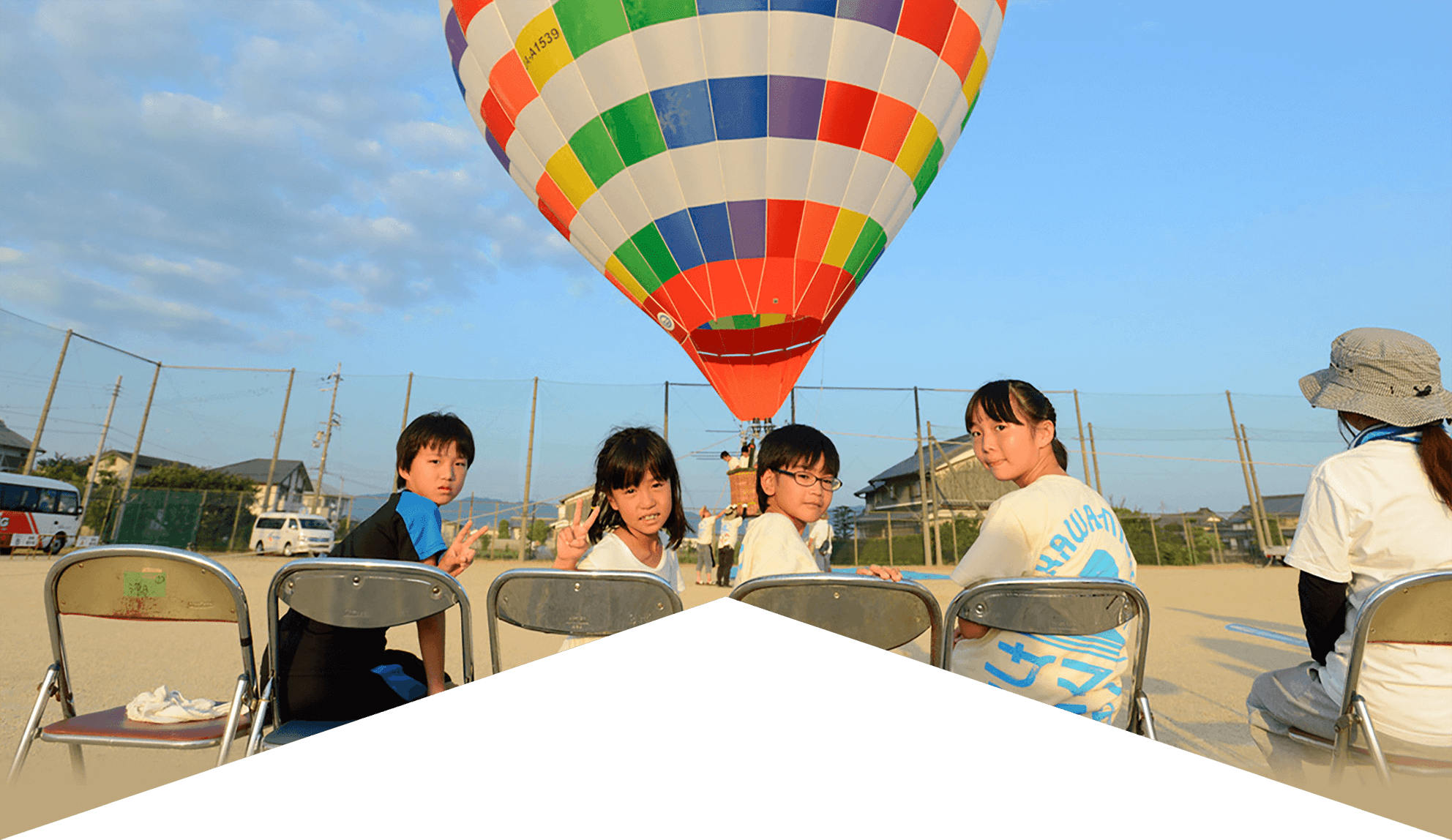 気球と子どもの写真