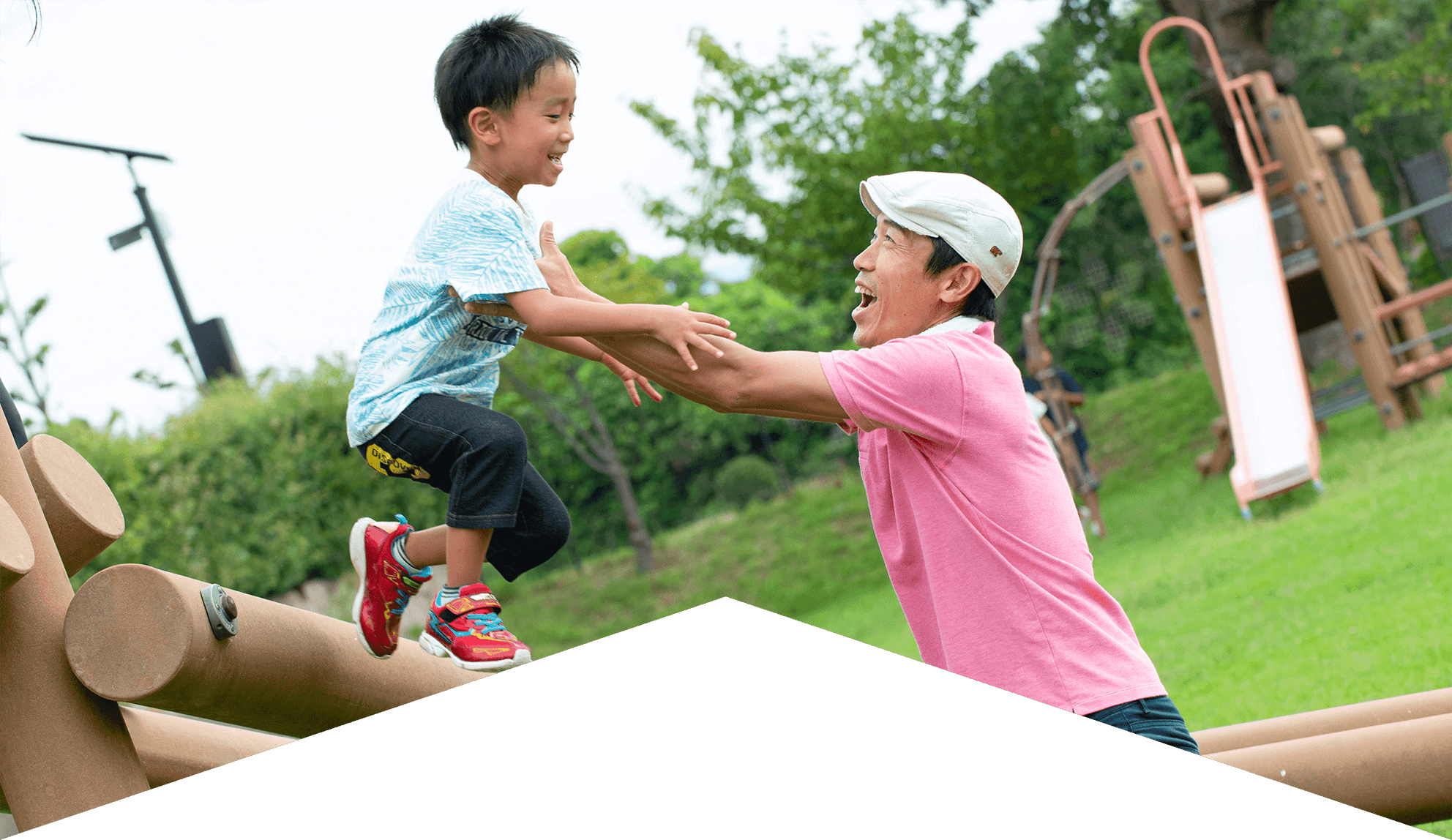 唐院運動公園で遊ぶ父親と子どもの写真