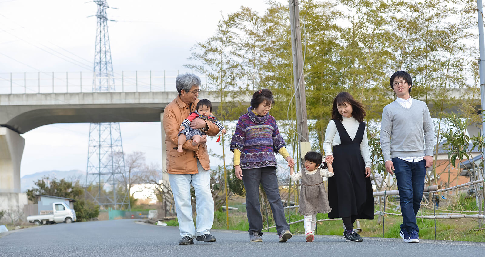 川西町を歩くご家族の様子