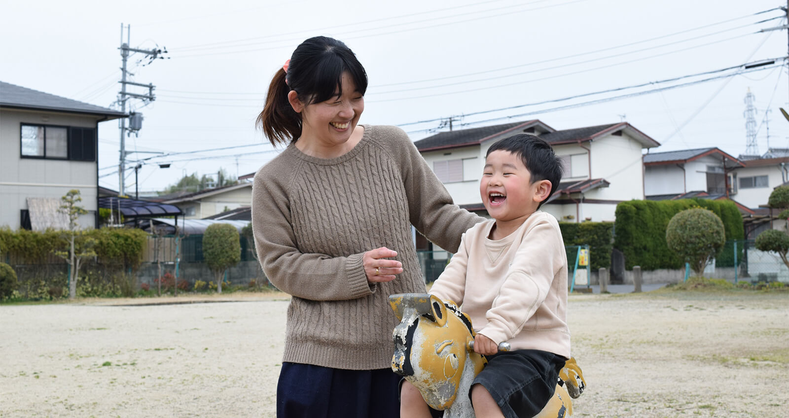 公園で楽しそうに遊ぶご家族の様子