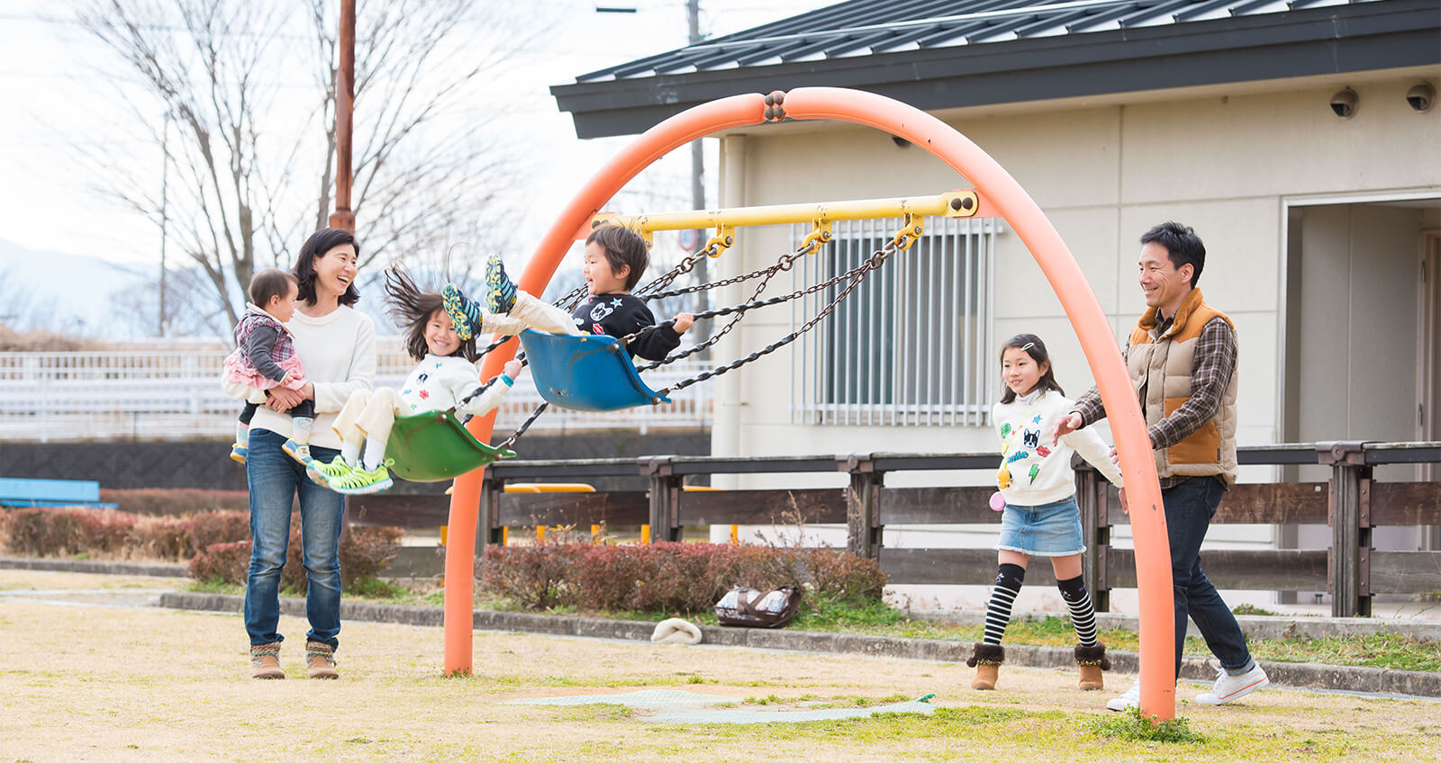 公園で遊ぶご家族の様子