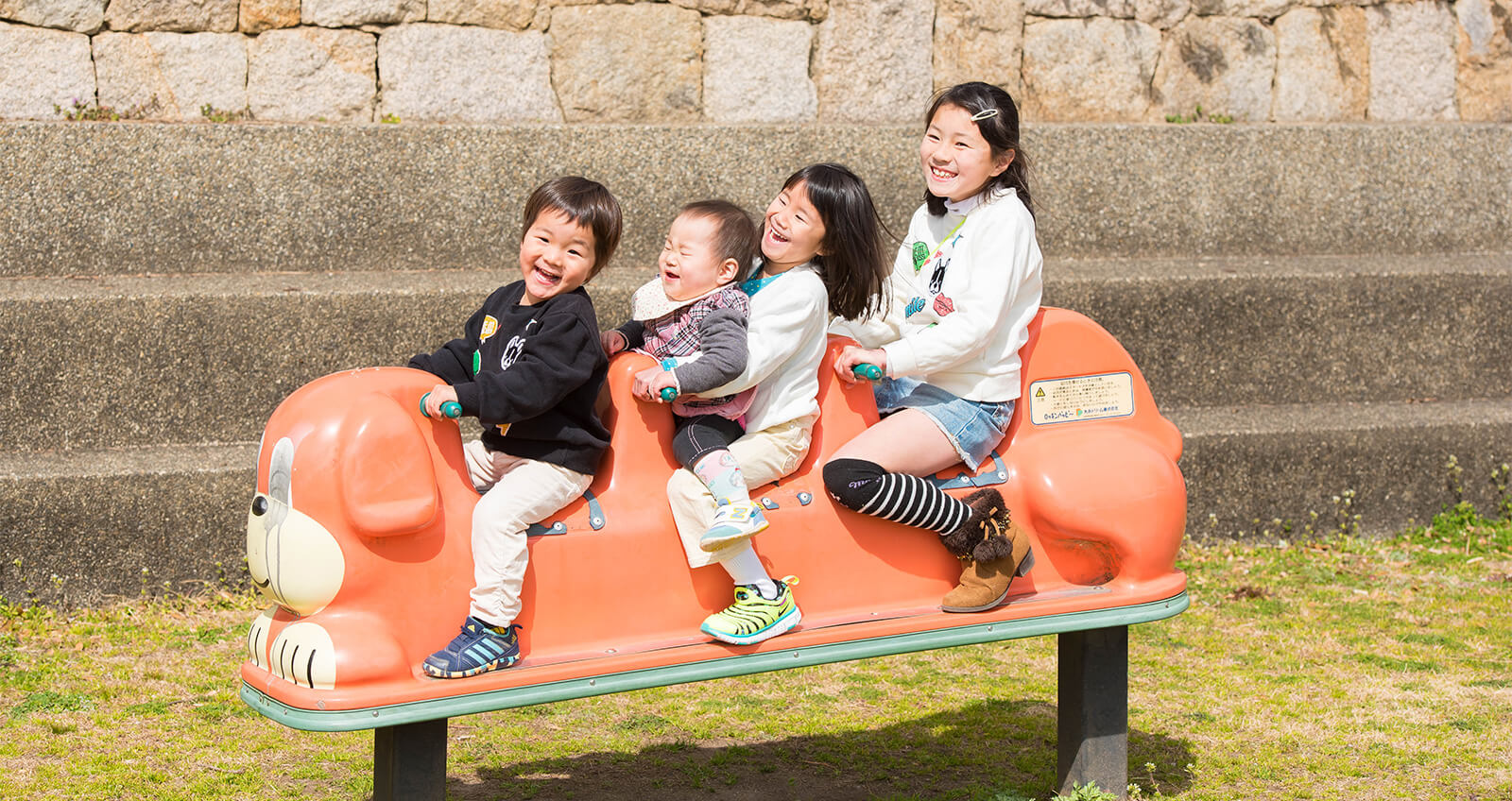 公園で遊ぶお子さんの様子